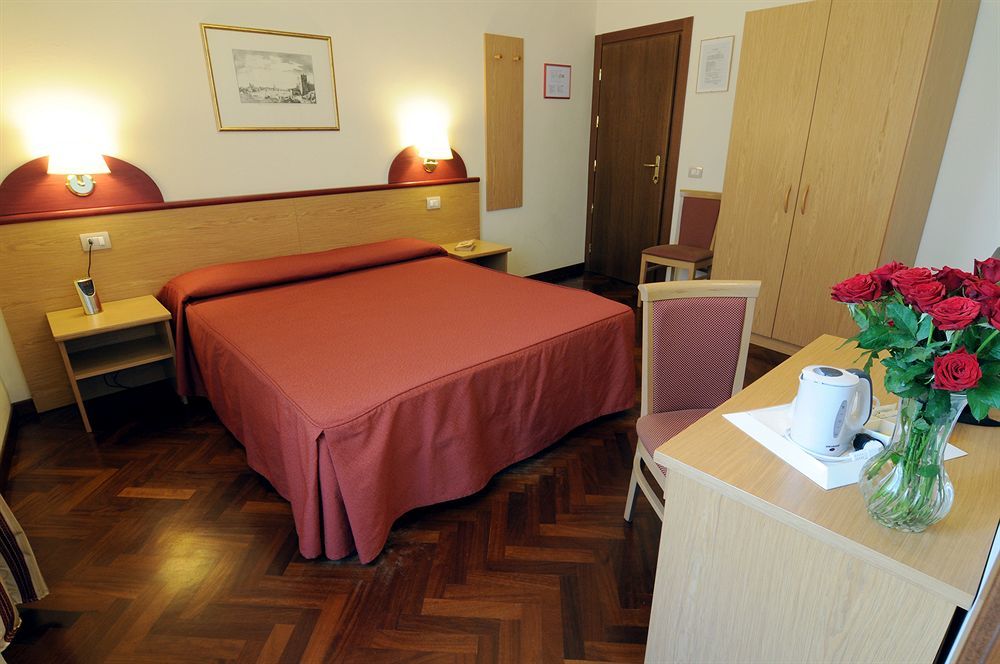 Aramis Deluxe Rooms Флоренція Екстер'єр фото